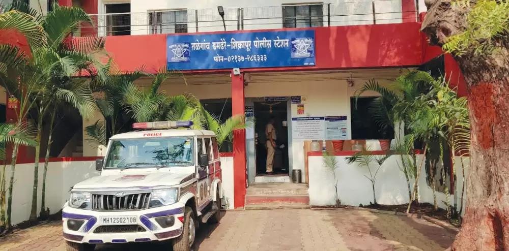निवडणुकीमुळे शिक्रापूर पोलीस स्टेशन मध्ये ११६ शास्त्रे जमा करण्यात आली.