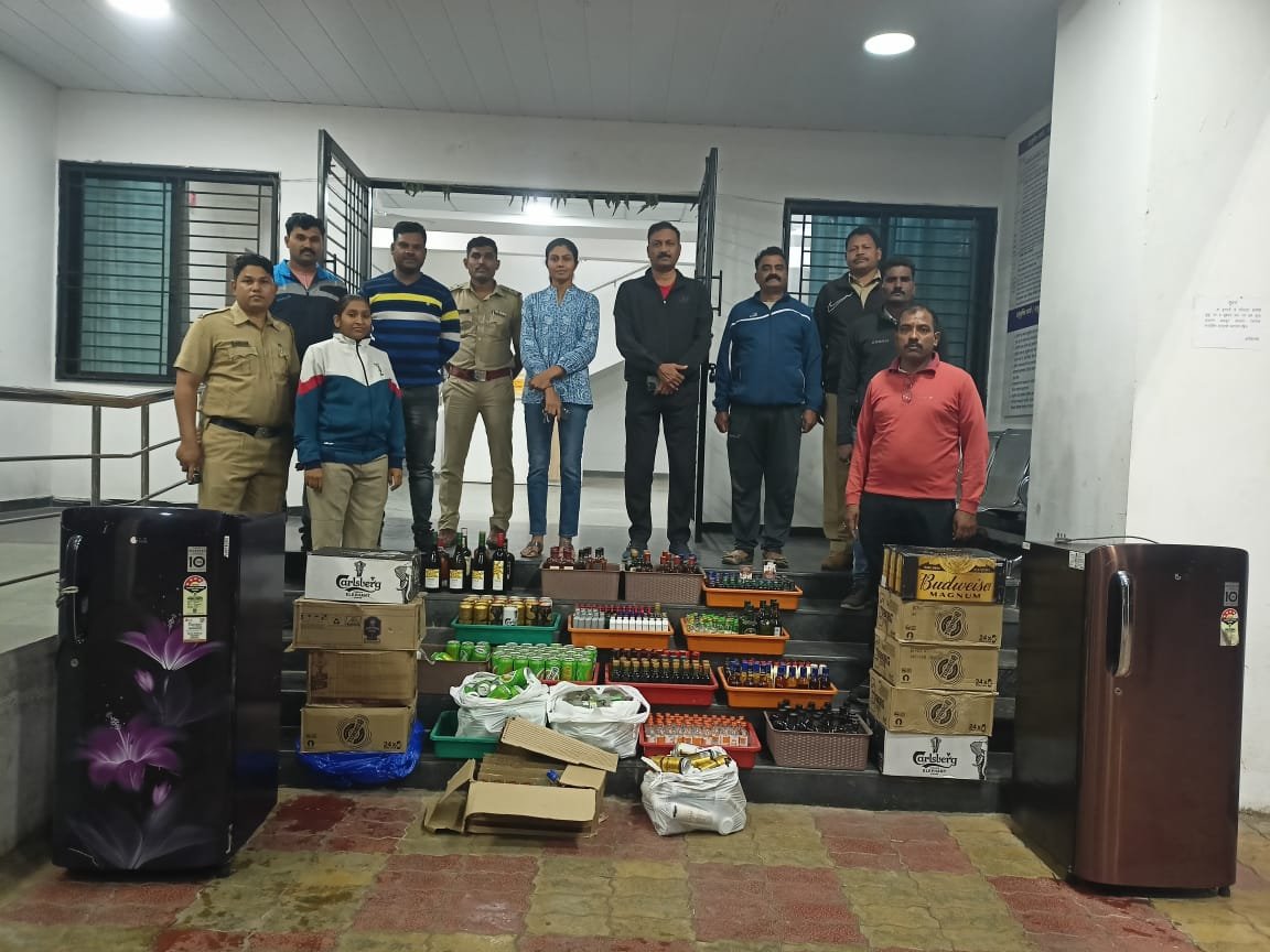 कुख्यात दारू विक्रेता शाहरुख कडून ५५ प्रकारचा दारू साठा जप्त..वर्धा पोलिसांची धमाकेदार कारवाई.             वर्धा प्रतिनीधी:-