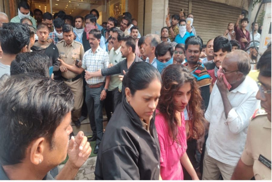 वर्ध्यात बंटी-बबली चा सराफा दुकानात सशस्त्र लुटमारीचा प्रयत्न.मिरची स्प्रे मारल्याने दुकानातील तिघे जखमी.