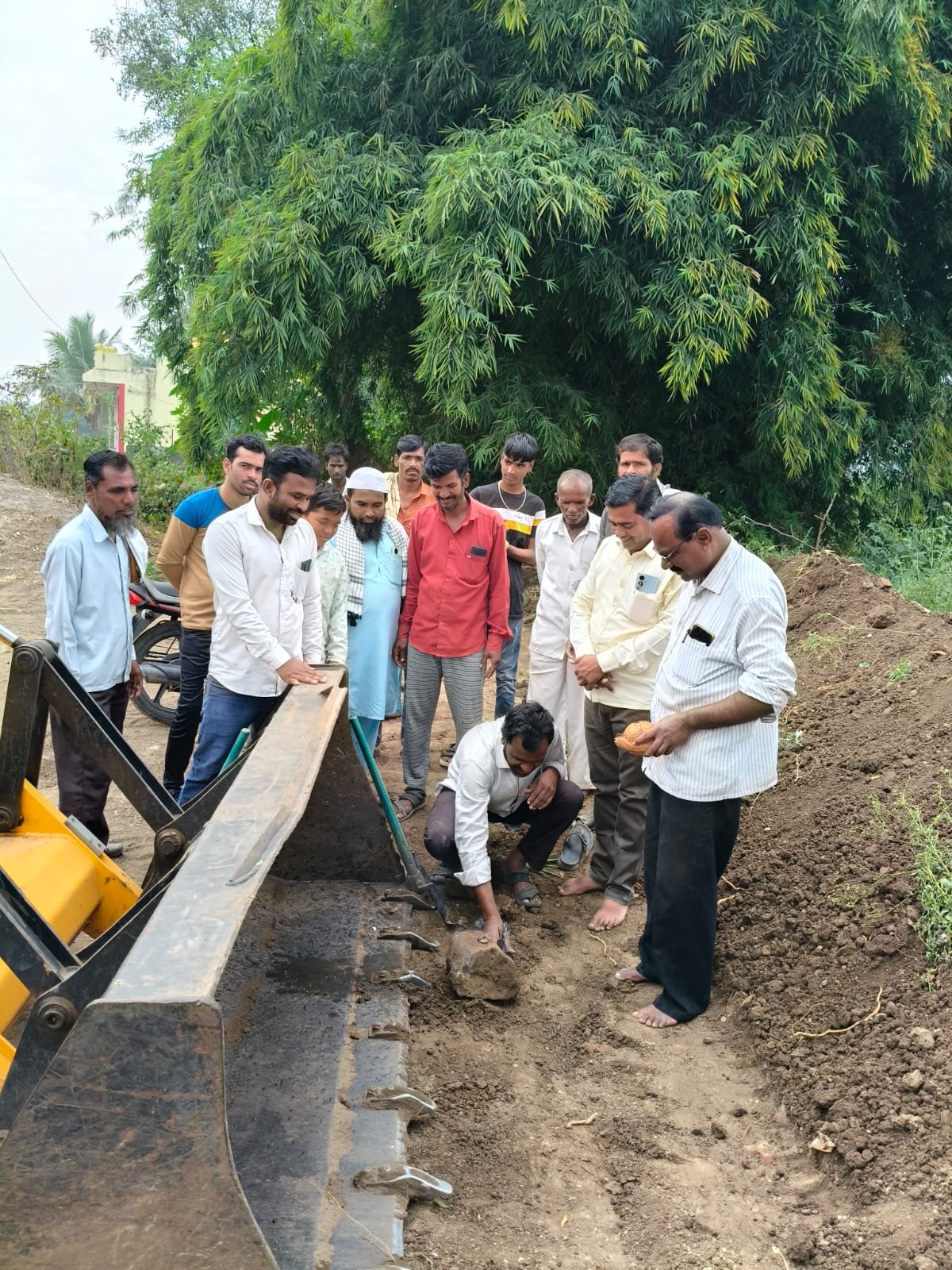 किनगाव जट्टू येथील कब्रस्तानचे लोकसहभागातून कामास सुरुवात करण्यात आली.