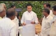 दि.5 डिसेंबर 2424 रोजी माजी मंत्री आमदार अमित देशमुख यांनी बाभळगाव येथील निवासस्थानी नागरिकांच्या घेतल्या भेटी......