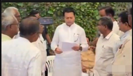 दि.5 डिसेंबर 2424 रोजी माजी मंत्री आमदार अमित देशमुख यांनी बाभळगाव येथील निवासस्थानी नागरिकांच्या घेतल्या भेटी......