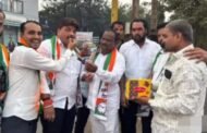 उपमुख्यमंत्री अजित पवार यांनी शपथ घेतल्यानंतर औसा रोड येथे राष्ट्रवादी काँग्रेसच्या कार्यकर्त्याकडून फटाके फोडून व पेढे वाटून जल्लोष केला साजरा.....