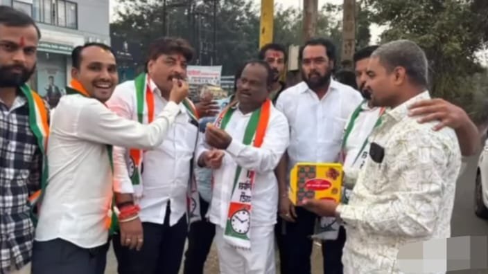 उपमुख्यमंत्री अजित पवार यांनी शपथ घेतल्यानंतर औसा रोड येथे राष्ट्रवादी काँग्रेसच्या कार्यकर्त्याकडून फटाके फोडून व पेढे वाटून जल्लोष केला साजरा.....