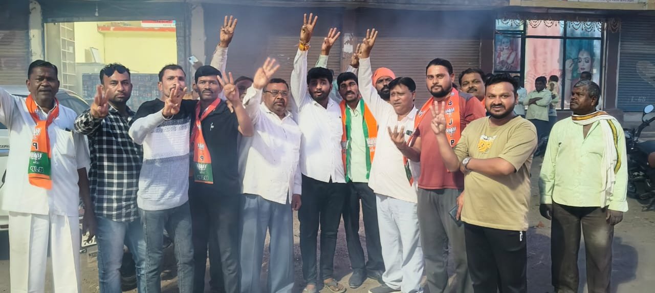 मुख्यमंत्री देवेंद्र फडणवीस यांचा शपथविधी भाजप कार्यकर्त्यांनी साजरा केला..