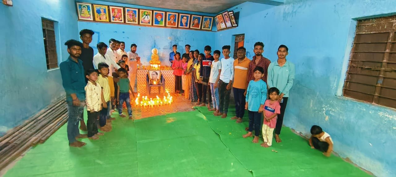 भीम अनुयायांनी ज्ञानाच्या अथांग सागरास वाहिली आदरांजली.