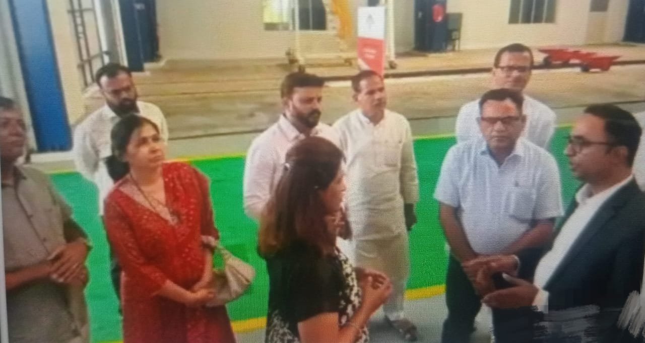 भाजप नेत्या डॉ.अर्चनाताई पाटील चाकूरकर यांनी हरंगुळ येथील मराठवाडा रेल्वे कोंच फॅक्टरीस भेट देऊन घेतला कामाचा आढावा.