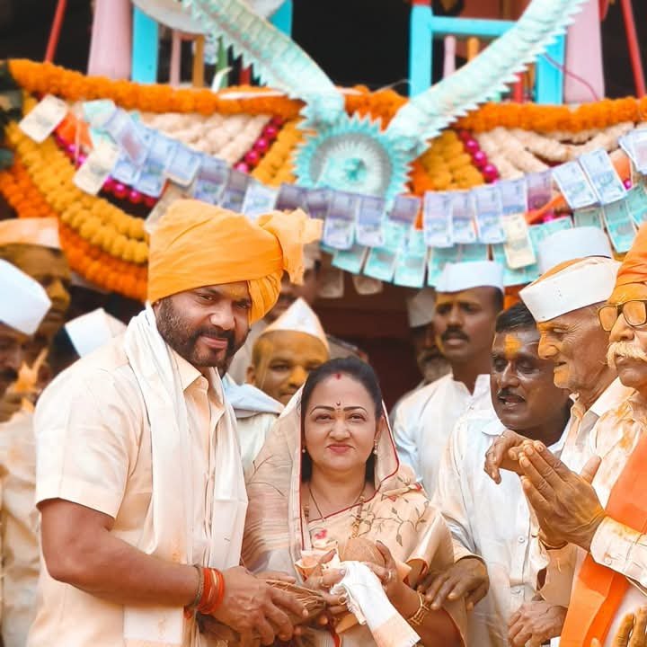 श्री मल्हारी म्हाळसाकांत व महालक्ष्मी रथोत्सव सोहळ्यास माण _खटाव विधानसभा मतदारसंघाचे कार्यसम्राट जलनायक आमदार मा.श्री.जयकुमार गोरे (भाऊ) यांनी सपत्निक सहभागी होऊन मल्हारीरायाचे मनोभावे दर्शन