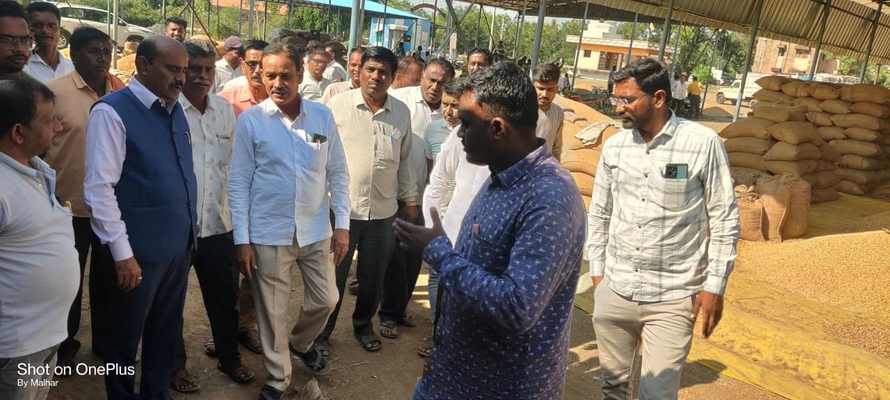 आष्टी बाजार समितीला सुधीर दिवे यांची सदिच्छा भेट..
