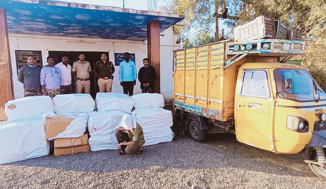 सात लाख रुपयांचा सुगंधित तंबाखू असलेला ऑटो मुद्देमालासह जप्त....