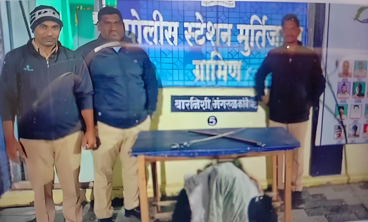 *मुर्तीजापूरः तालुक्यातील वडगाव येथील २५ वर्षीय युवकास धारदार तलवारीसह रंगेहाथ ग्रामीण पोलिसांनी केली अटक..