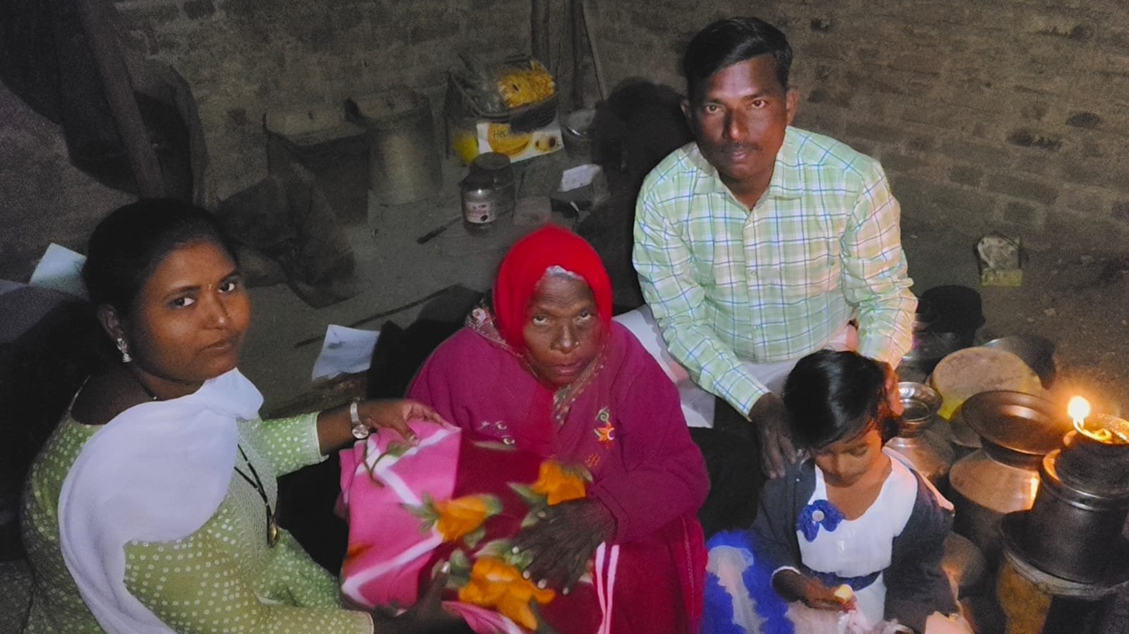 कडाक्याच्या थंडीत माणुसकीची ऊब;निराधार वृध्देला भगत परिवाराचा मदतीचा हात ...