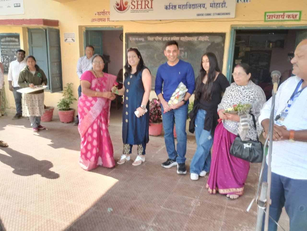 जिल्हा परिषद हायस्कूल मोहाडी येथील माजी विद्यार्थ्यांचा दहावी व बारावी गुणवंत विद्यार्थ्यांचा गुणगौरव करण्यासाठी एक लक्ष रुपये मदत...