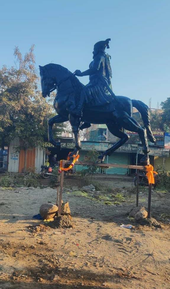 सुलतानपुरात अज्ञान व्यक्तीने उभारला श्री छत्रपती शिवाजी महाराजांचा पुतळा : गुन्हा दाखल...