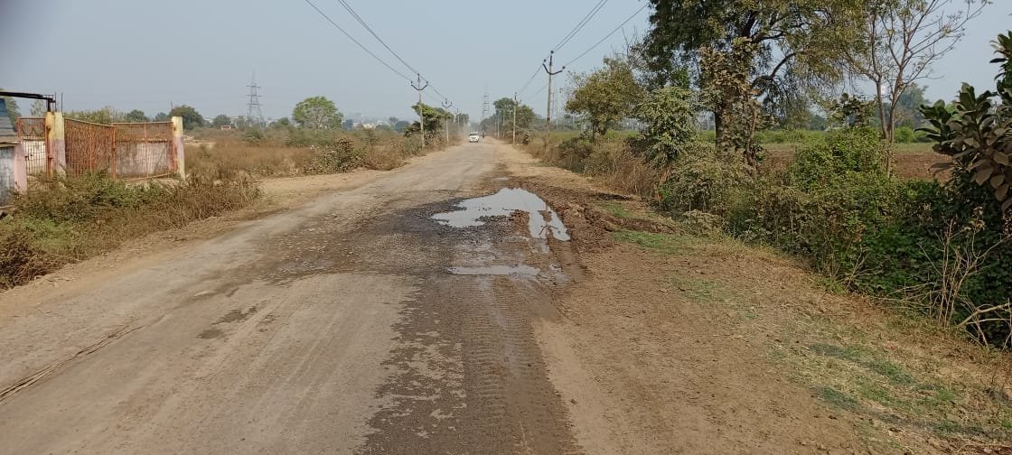 फॉरेस्ट नाका ते बिटरगाव नवी आबादी रस्त्याची दयनीय अवस्था...
