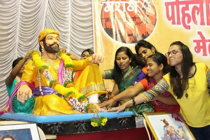 सकल मराठा समाजाची माहेर मंगल कार्यालयात बैठक, एक मताने ठराव मंजूर करण्यात आला.