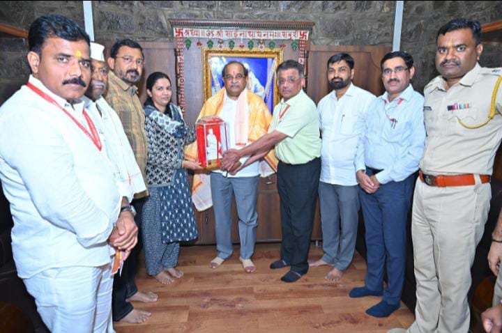 *मा.ना.राधाकृष्ण विखे पाटील मंत्री जलसंधारण, महाराष्ट्र राज्य यांनी श्री साईबाबांच्या समाधीचे दर्शन घेतले*