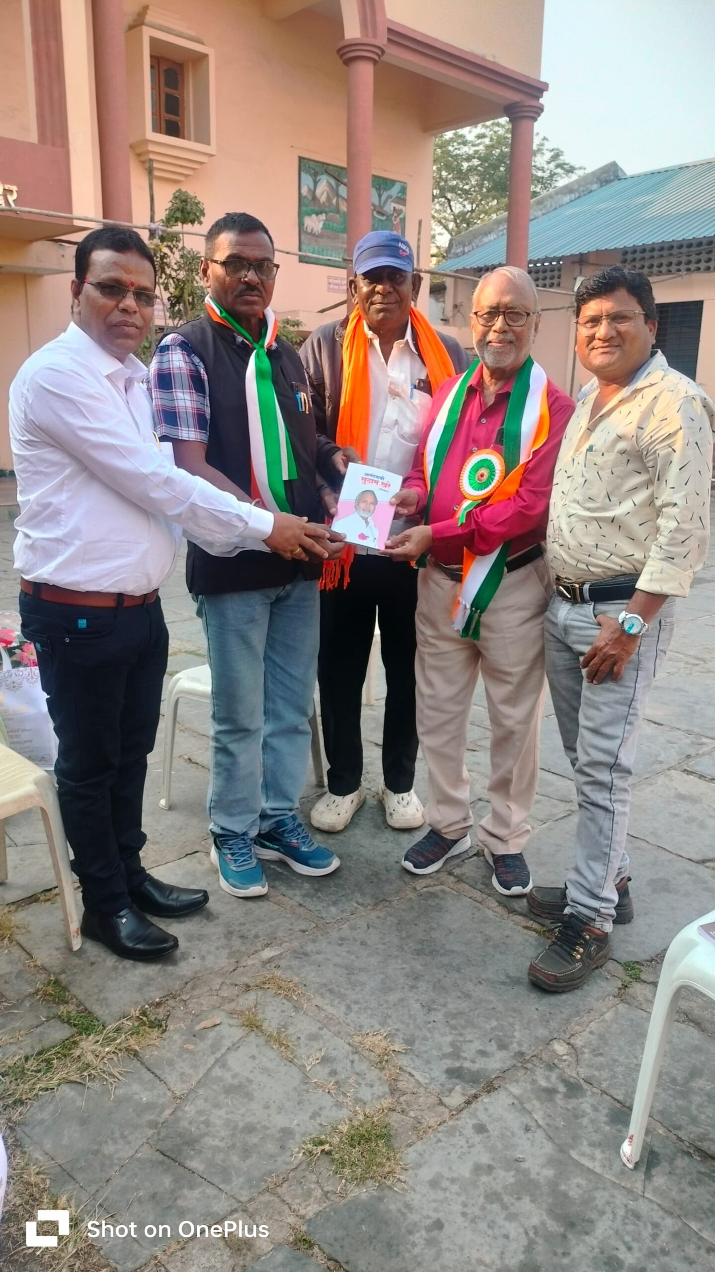पद्माकर कांबळे यांना नागपूर येथे गौरवग्रंथ भेट ...