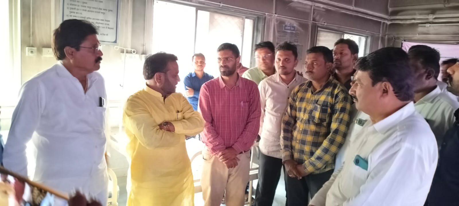 रुग्णाच्या मृत्यूस कारणीभूत ठरलेल्या कर्मचाऱ्यावर मनुष्यवधाचा गुन्हा दाखल करा माजी आमदार डॉक्टर संजय रायमुलकर.