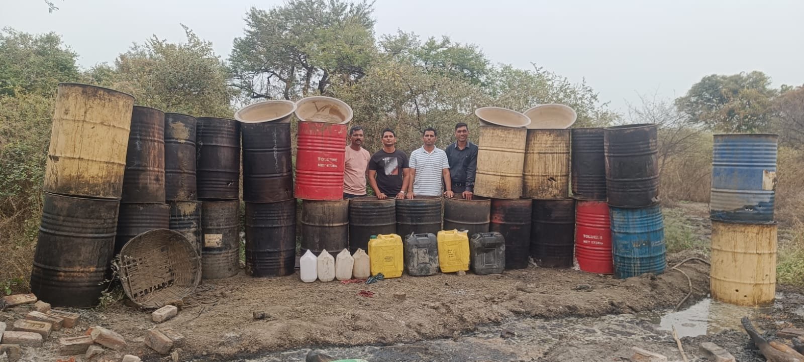 स्थानीक गुन्हे शाखा,वर्धा यांची धडक कार्यवाही पोलीस स्टेशन,देवळी हद्दीत पावर हाऊस चे मागील शिवारात अवैधरित्या गावठी मोहा दारू सडवा रसायन तयार करणाऱ्या आरोपीसह एकुण ४,०१,०००/-रु चा मुद्देमाल जप्त करून नष्ट.....