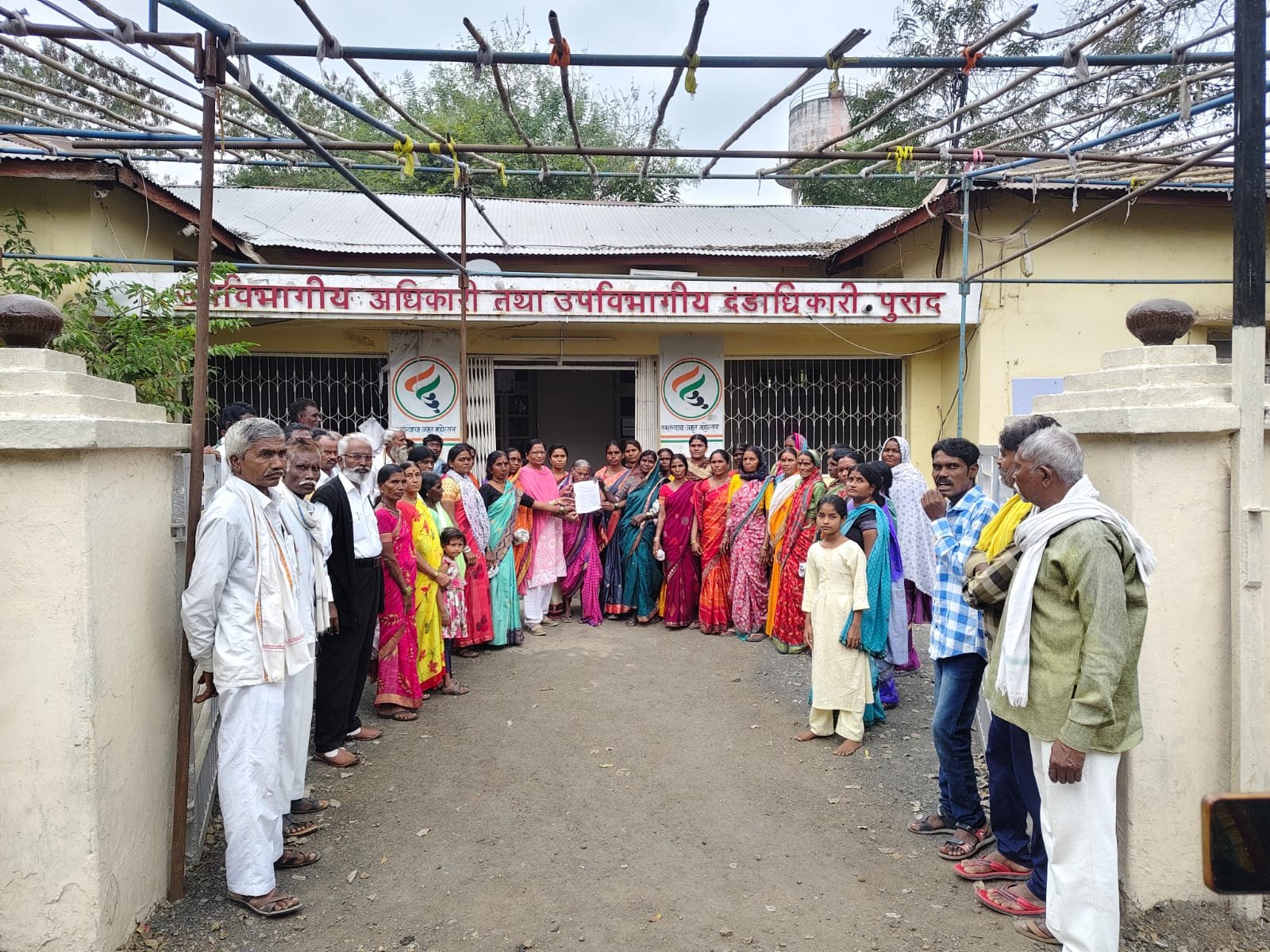 मोहा(इ) येथे स्मशानभूमीसाठी जागा उपलब्ध करून देण्याची गावकऱ्यांची मागणी...