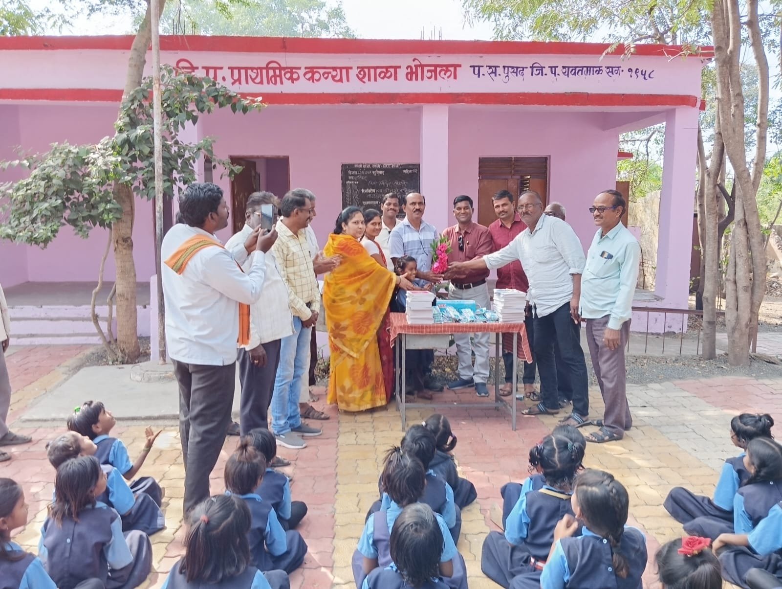 वाढदिवसानिमित्त विद्यार्थ्यांना शालेय साहित्य वाटप....