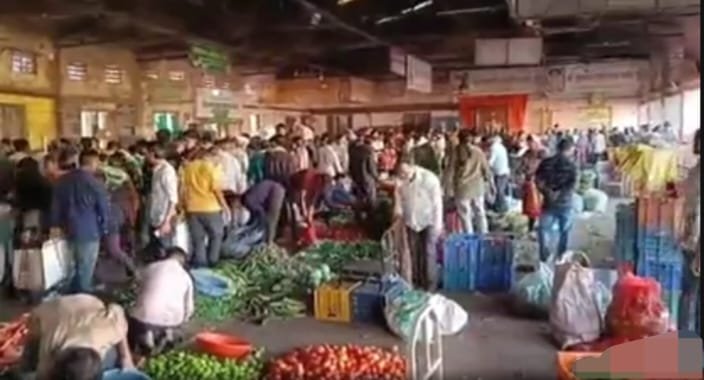 गांजगोलाई येथील भाजीपाल्याचा बाजार मनपा ने उठवल्याने वेळ अमावस्येच्या भाजीपाला खरेदीसाठी आलेल्या नागरिकांची उडाली तारांबळ..