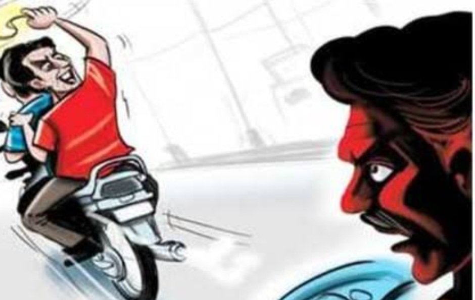 लिफ्टच्या बहाण्याने एका ज्येष्ठ नागरिकाची चैन लांबवली.