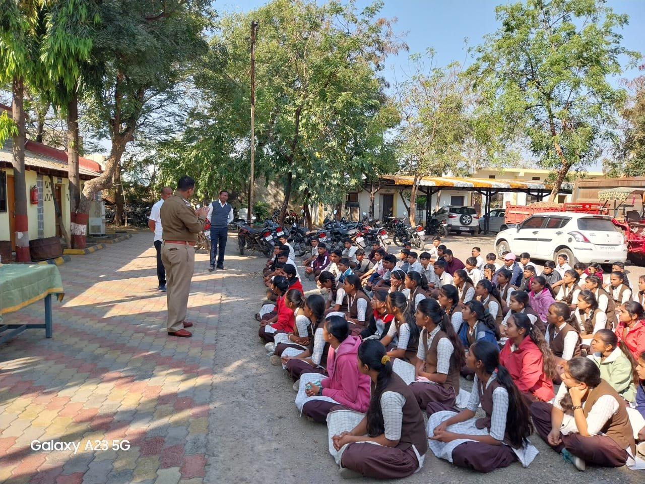 पोलिस निरीक्षक निमिष मेहत्रे यांनी महाराष्ट्र पोलिस वर्धापन दिनाच्या निमित्ताने उपस्थितांना मार्गदर्शन केले...