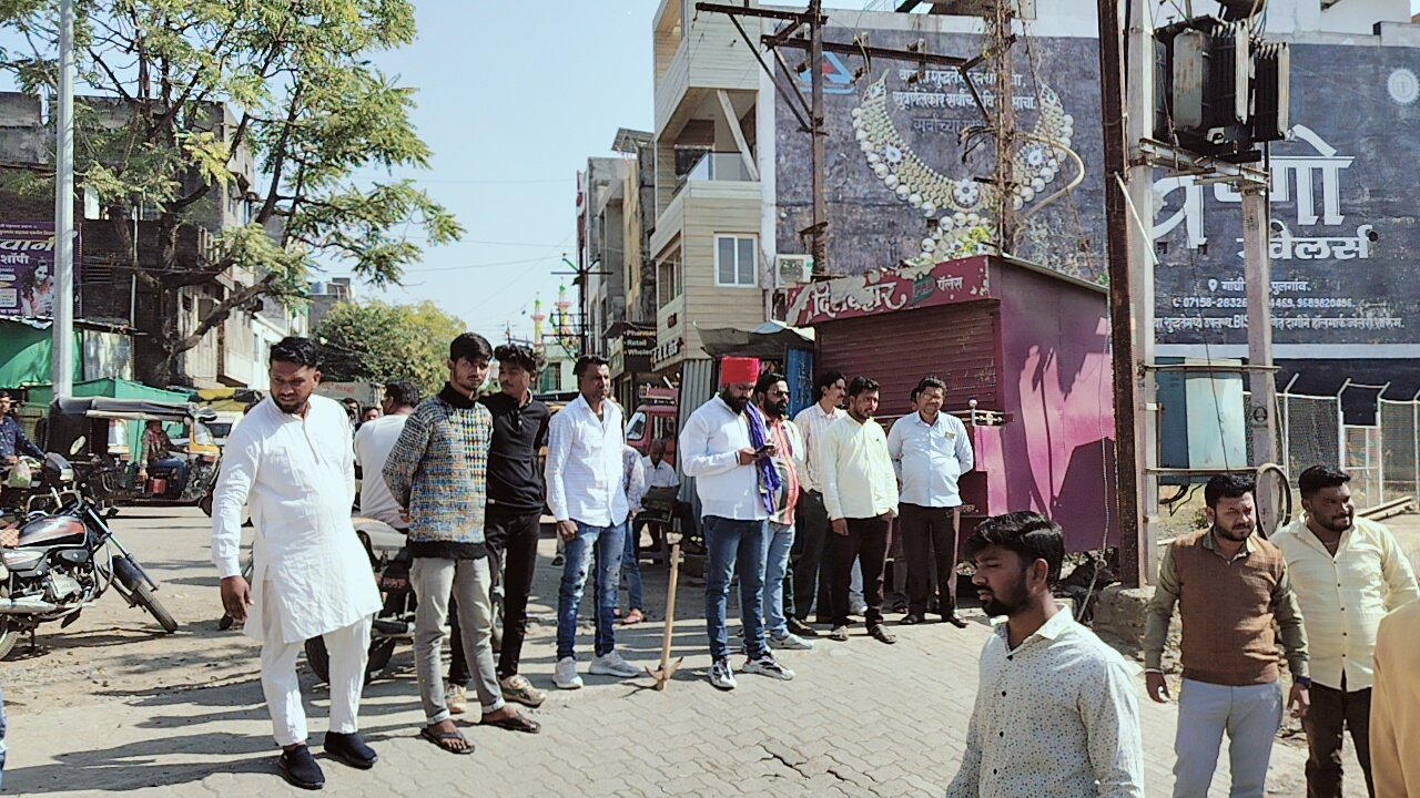 *अभियंता सार्वजनिक बांधकाम विभाग यांना वारंवार रस्त्याच्या पूल बद्दल सांगून त्यांनी काम केले नाही अंकुश कोचे ला *फ्लावर* समजलं होते का ? भीम आर्मी विदर्भ प्रमुख म्हणजे फायर आहे याद राखा...