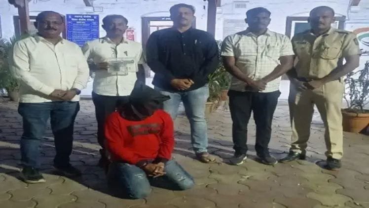 कमरेला पिस्तूल लावून फिरणाऱ्याला अटक; पिस्तुलासह दोन जिवंत काडतुसे जप्त.
