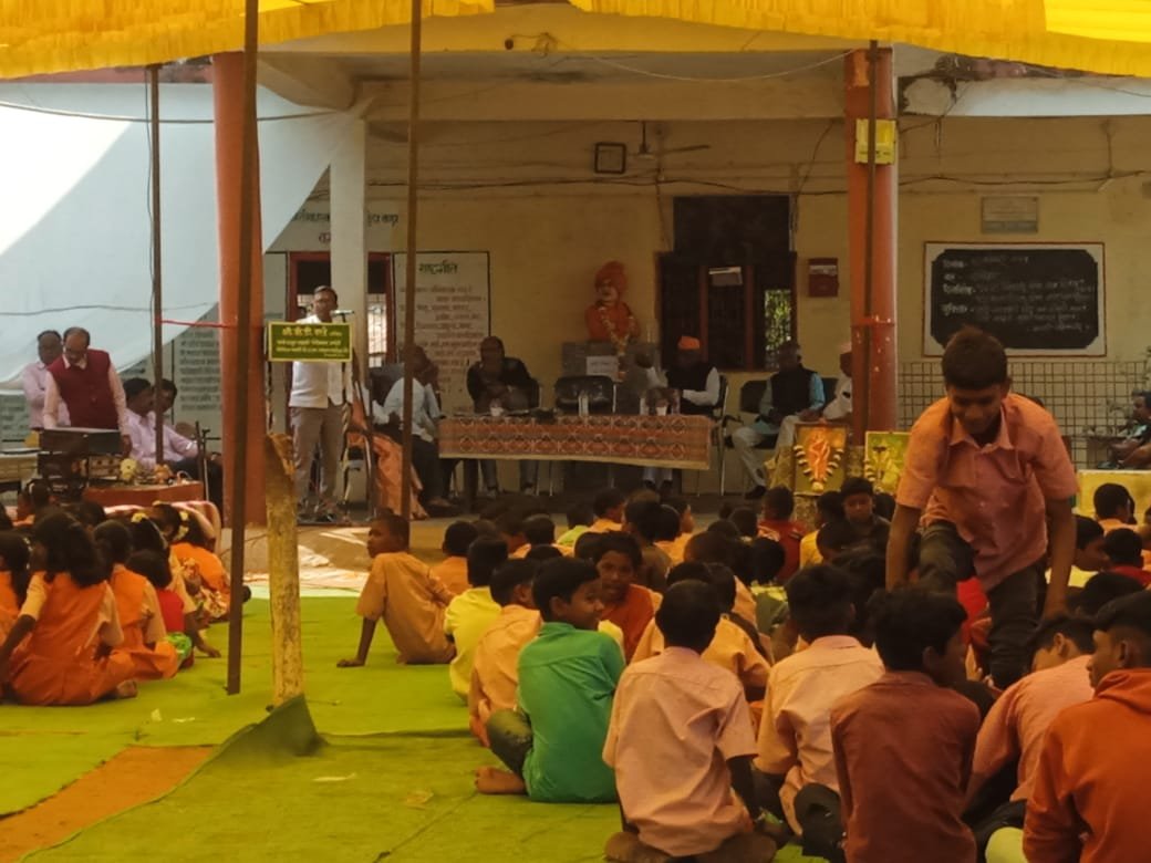स्वामी विवेकानंद अनु.आदिवासी आश्रम शाळा पळसगांव (पि) येथे थोर विचारवंत स्वामी विवेकानंद व स्वराज्य जननी राजमाता जिजाऊ जयंती साजरी.