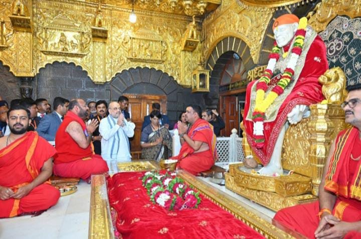 केंद्रीय गृहमंत्री मा.ना. अमितजी शहा जी यांनी श्री साईबाबांचे दर्शन घेतले.
