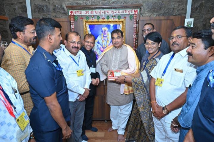 केंद्रीय मंत्री नितीनजी गडकरी यांनी घेतले श्री साईबाबांच्या समाधीचे दर्शन...