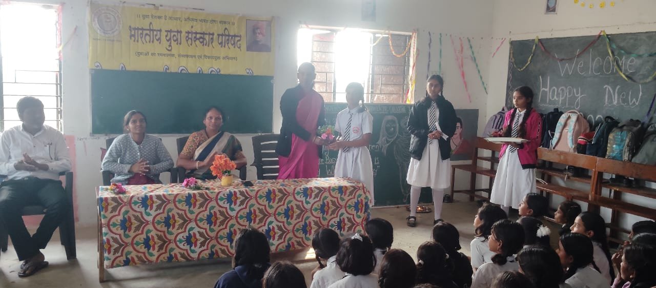 वडकी येथे स्माॅल वंडर्स हाय.स्कूल अँड ज्यु.काॅलेज, वडकी येथे राजमाता जिजाबाई व स्वामी विवेकानंद यांची जंयती साजरी.