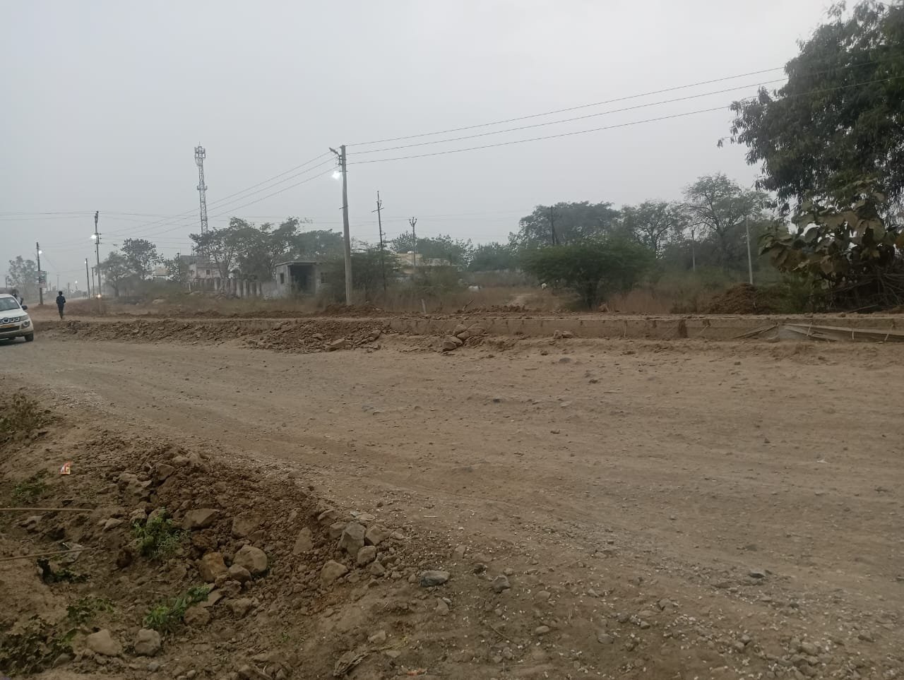खैरी , गोटाडी अंतर्गत सिमेंट रस्त्याचे भिजत घोंगडे :बांधकाम विभाग व ठेकेदाराच रस्त्याच्या कामाकडे दुर्लक्ष (एका बाजूचे पूर्ण काम झालेल्या रस्त्याच्या बाजूला भरावासाठी टाकलेल्या मुरुमाची दबायच नाही मधामध्येच इलेक्ट्रिक पोल)