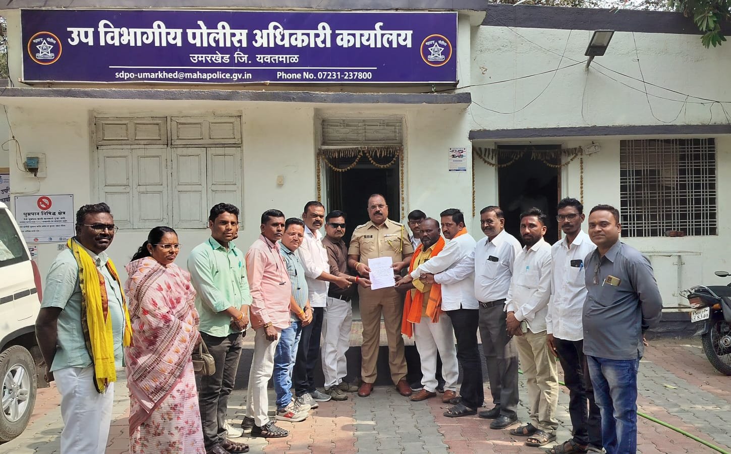 बंदुकीने उडवून देऊ अशी धमकी देणाऱ्यांस अटक करा.