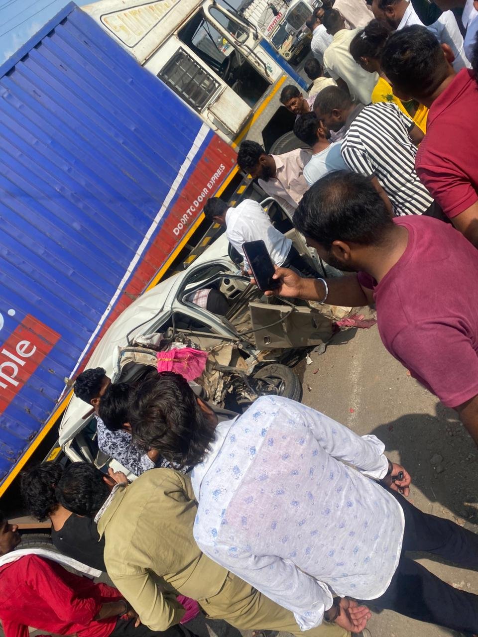 भरधाव कंटेनरने 20 ते 25 गाड्यांना उडवले; चाकण शिक्रापूर रोडवर झाला भयानक अपघात.