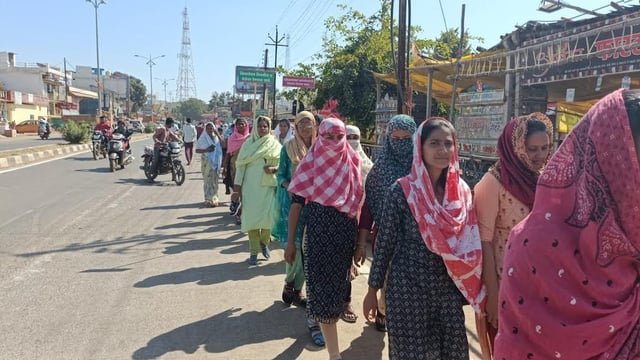 *मुख्यमंत्री युवा कार्य प्रशिक्षणार्थींनी गडचिरोली जिल्हाधिकारी कार्यालयावर मोर्चा**