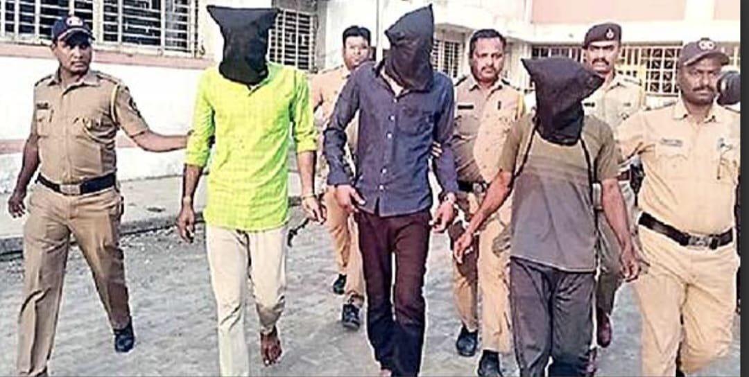 लफडेबाज प्रियकराने प्रेयसीला ११ कॉल केले अन् खुनाचा उलगडा झाला..! लोणार तालुक्यातील तिघे पोलिसांच्या जाळ्यात...