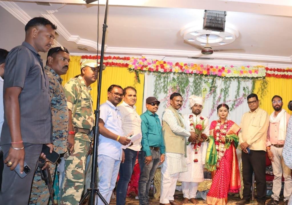 आशिष म्हशाखेत्री यांच्या ब्रम्हपुरी येथील विवाह सोहळ्याला मा.खा. अशोकजी नेते यांची उपस्थिती…
