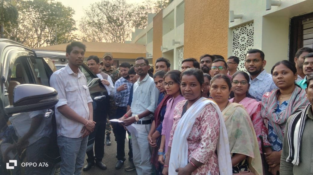 गडचिरोली:आम्हाला बेरोजगार करू नये, मुख्यमंत्री युवा कार्य प्रशिक्षणार्थ्यांची निवेदनातून विनंती