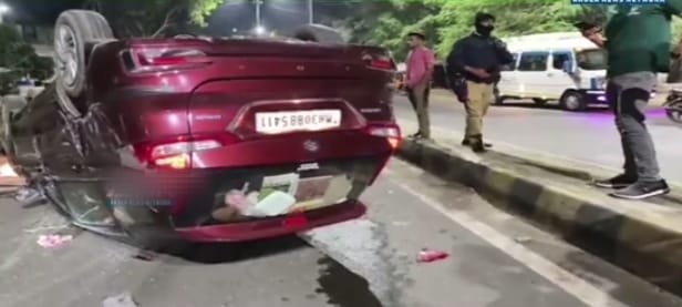 नियंत्रण सुटल्याने उलटली कार...