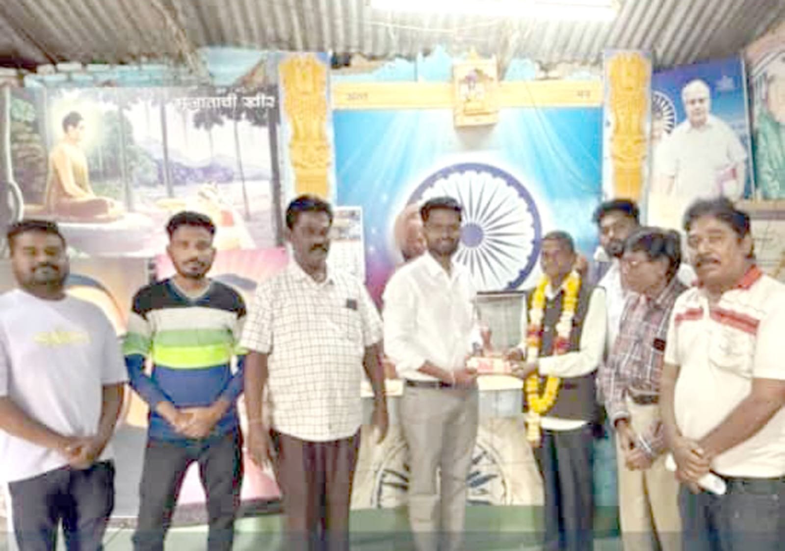वंचितांसाठी झटणाऱ्या फुले आंबेडकर साळवे साठे सार्वजनिक विकास मंचला उज्वल गायकवाडकडून आर्थिक मदत