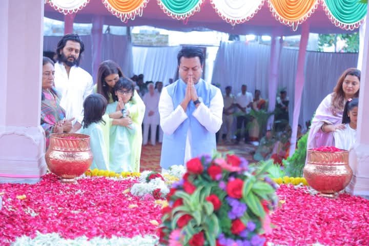 माजी मुख्यमंत्री, माजी केंद्रीयमंत्री आदरणीय विलासराव देशमुख यांना बाभळगावच्या विलासबागेत जनसमुदायाने केले 80 व्या जयंती निमित्त भावपूर्ण अभिवादन....