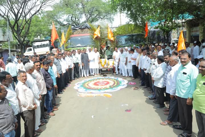 लातूर बाजार समितीच्या सर्व घटकांकडून 24 लाखांची अन्नसेवा चाकरवाडीला रवाना...