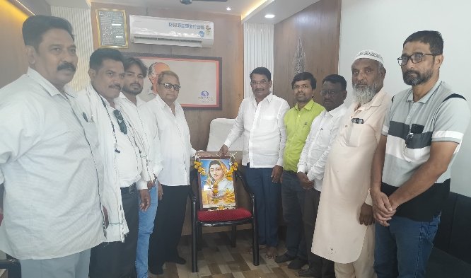 (शरदचंद्र पवार गट) महानगराच्या वतीने पुण्य श्लोक राजमाताअहिल्याबाई होळकर यांना विनम्र अभिवादन