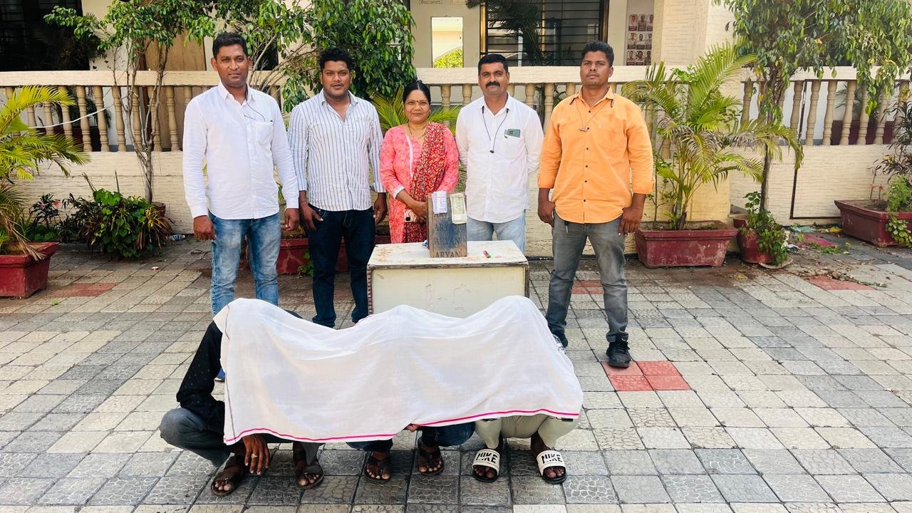 किंमत ११,९०० रु आणि एक मो. सा कि, अं ७०,००० असा एकूण ८१,९००/- रु मुद्देमाल जप्त केला.