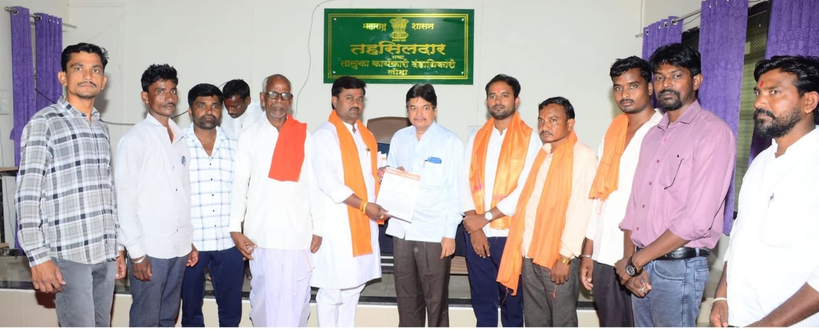 शिवसेना उबाठा नांदेड दक्षिण च्या वतीने लोहा तहसीलदार मार्फत मुख्यमंत्री व दोन्ही उपमुख्यमंत्री यांना दिले निवेदन