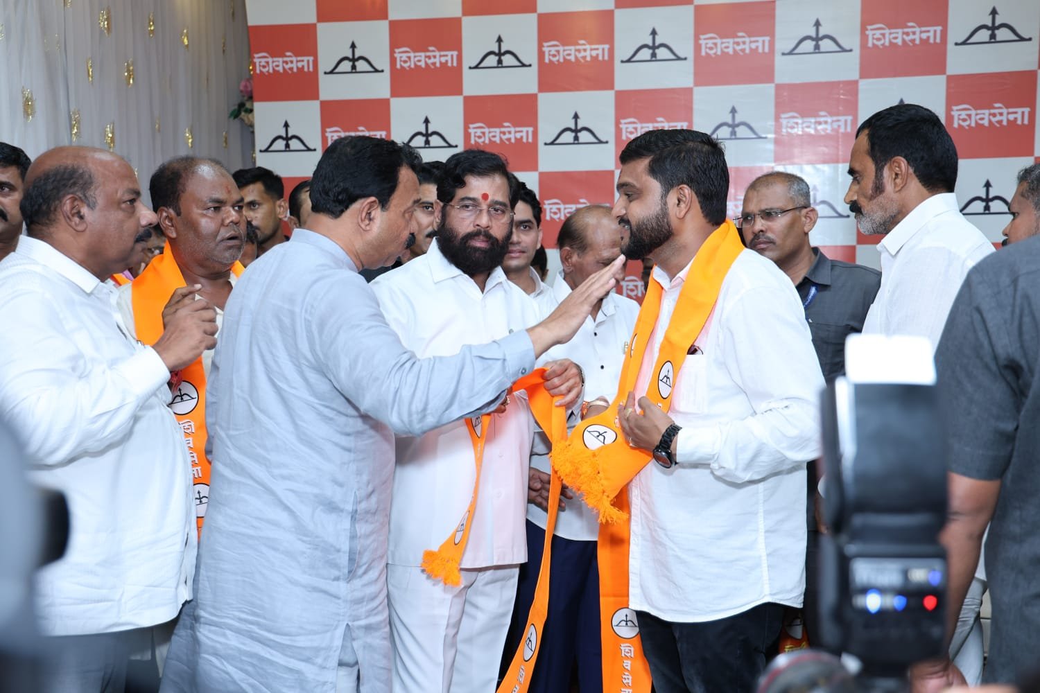 उ.बा.ठा च्या हजारो कार्यकर्त्याचा शिवसेना मुख्य नेते महाराष्ट्र राज्याचे उपमुख्यमंत्री एकनाथजी शिंदे साहेबाच्या उपस्थितीत झाला पक्ष प्रवेश...